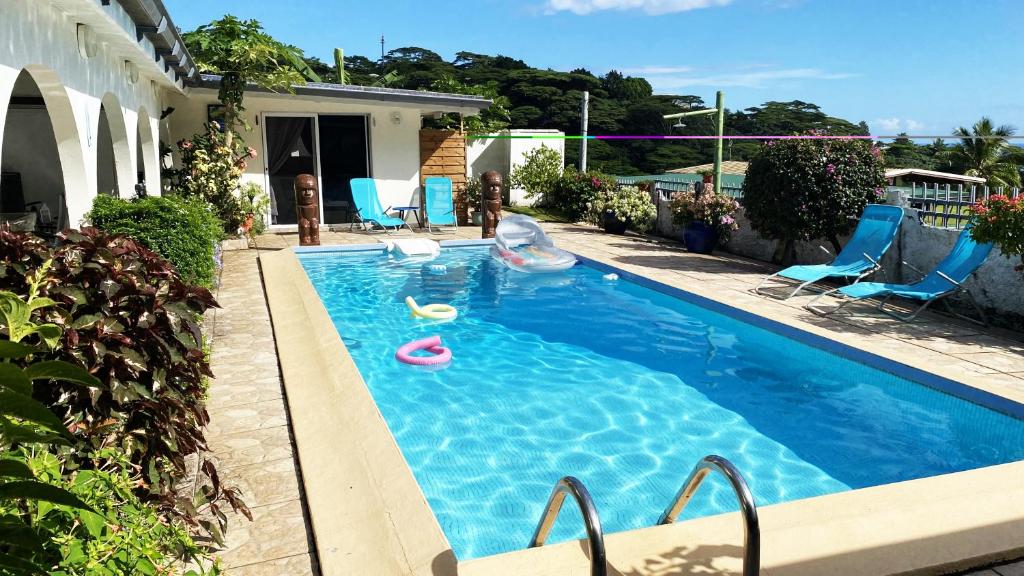 ein Schwimmbad mit einem Spielzeug in der Mitte eines Hauses in der Unterkunft mahinas lodge in Mahina