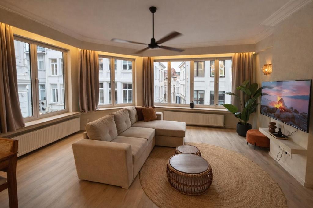 TV a/nebo společenská místnost v ubytování Japandi Lofts - 2 Bedrooms at old city of Antwerp