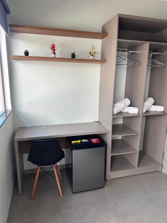 圣塔伦Pousada Lehmen的衣柜内的桌子和椅子