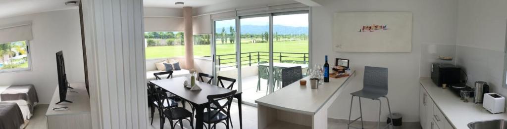 een woonkamer met een tafel en stoelen in een kamer bij LS Apart Hotel in Martin Miguel de Güemes International Airport