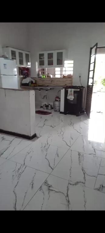 a kitchen with a marble floor and a counter at Rhanna dunas in Barreirinhas