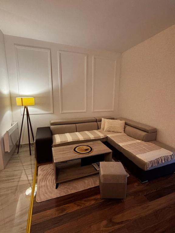 Een zitgedeelte bij Nirvana Lux Apartman Zlatar