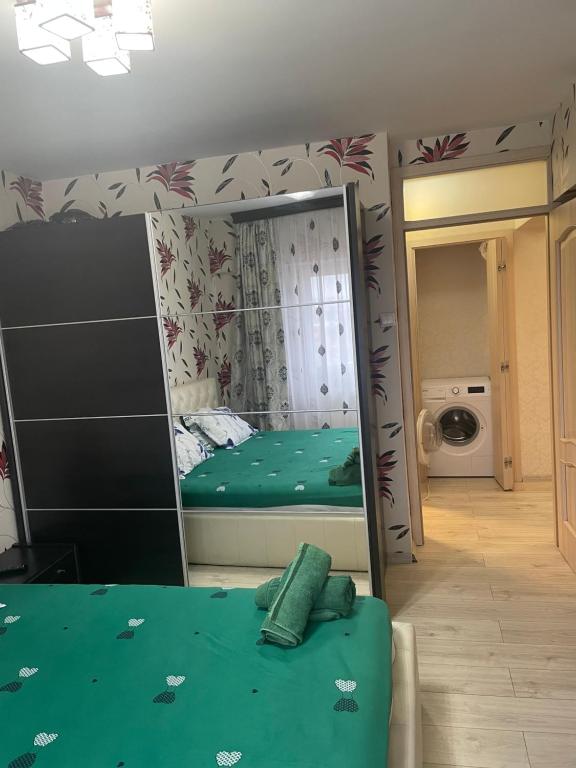 een slaapkamer met een spiegel en een bed erin bij Apartament central in Ploieşti
