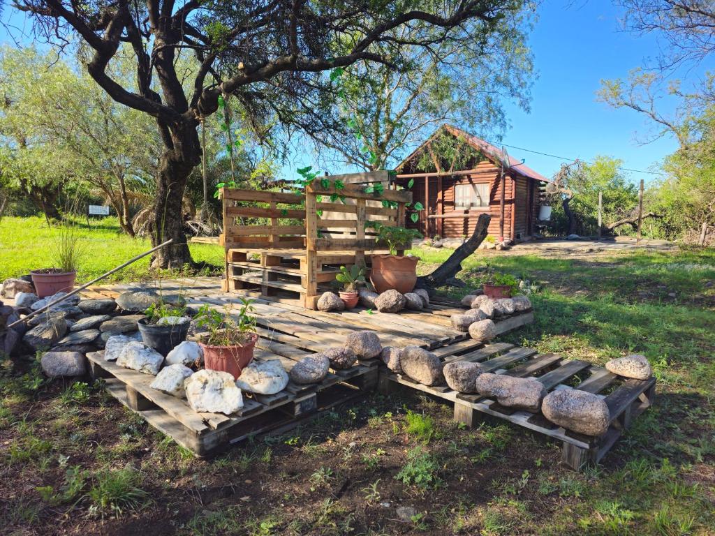 a garden made out of logs and rocks at Cabañas Lumel in Carpintería