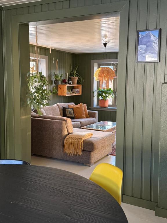 a living room with a couch and a table at Nordre Fossheim Gård, med utendørs vedfyrt badstue in Hemsedal