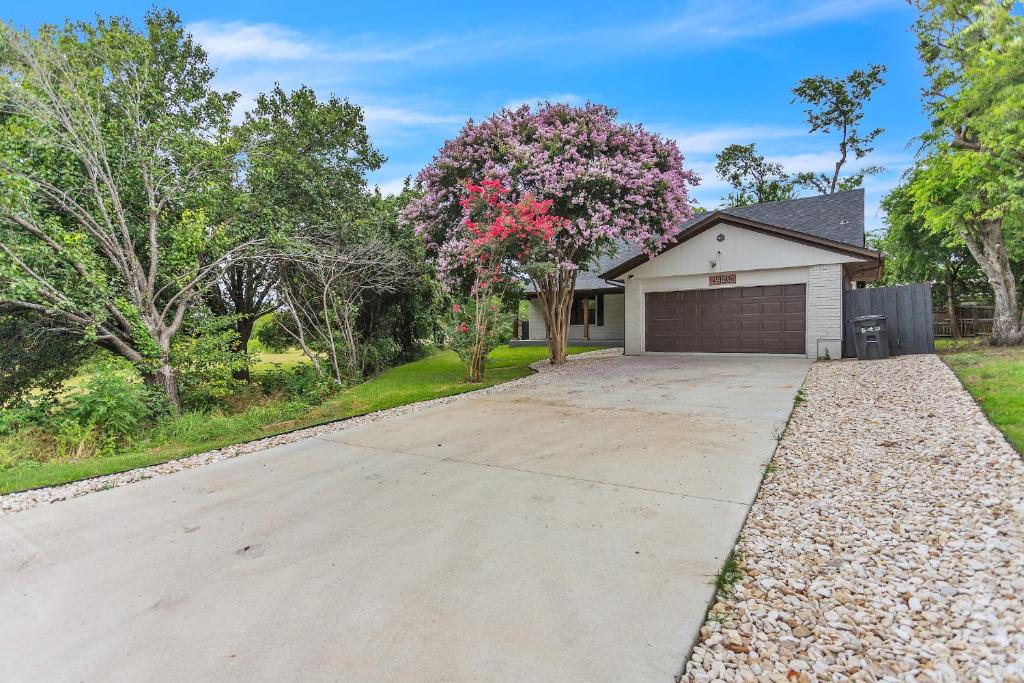 een oprit voor een huis met een garage bij Horizon Retreat -Rockwall-Heath, TX in Rockwall