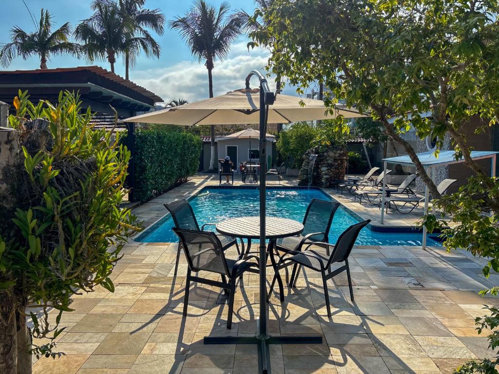 Swimmingpoolen hos eller tæt på Moreno Guest House com Piscina, churrasqueira Praia de Itaguaré e Riviera