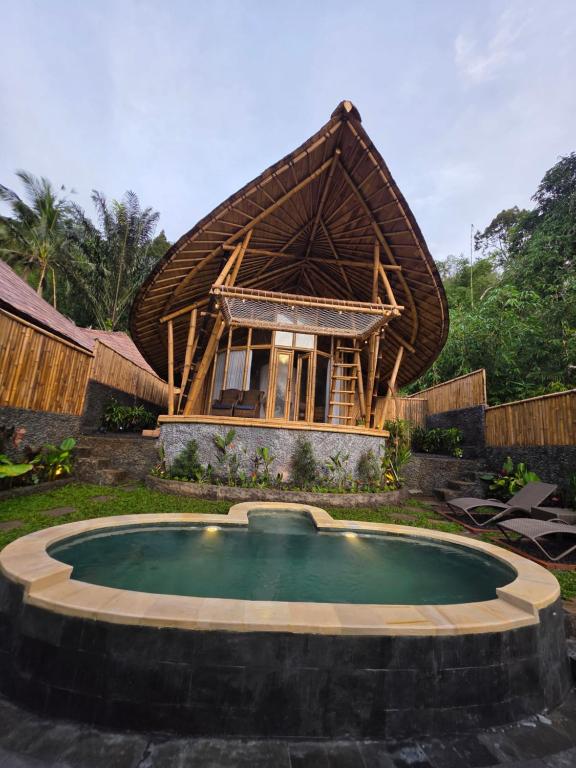 Swimmingpoolen hos eller tæt på Sunrise hill bamboo house