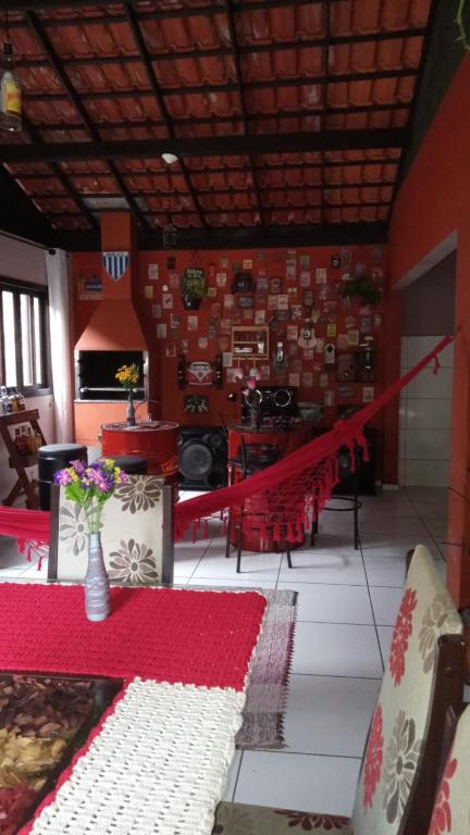 een woonkamer met rode muren en een rood touw bij Casa Vargem Pequena in Florianópolis