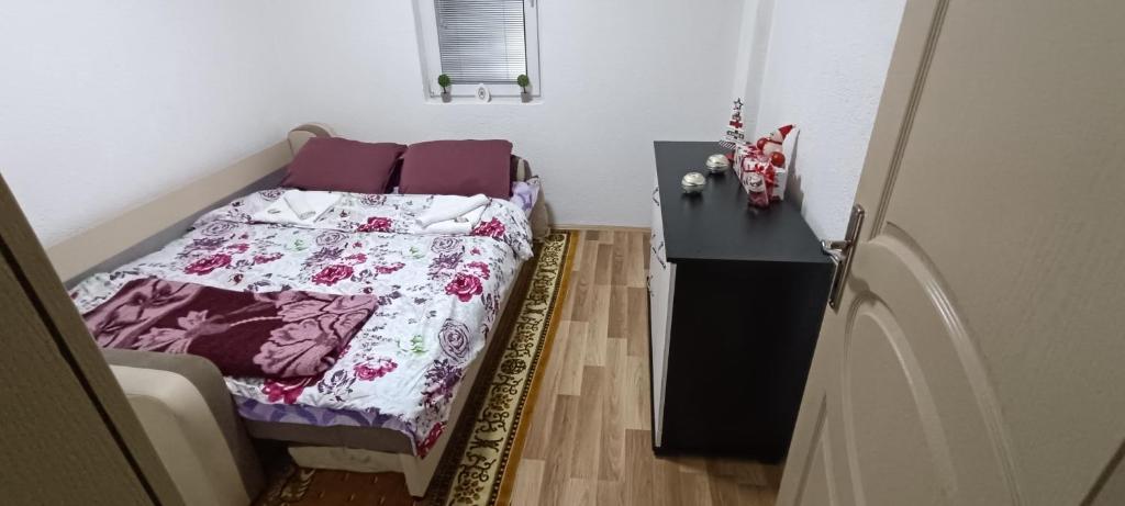 een kleine slaapkamer met een bed en een tafel bij DIMI Aparmants in Kruševo