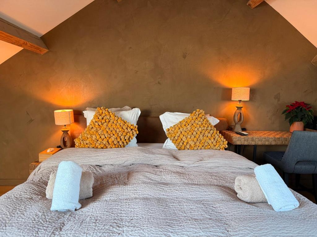 ein Schlafzimmer mit einem großen Bett mit Kissen darauf in der Unterkunft BeMe in Waterloo