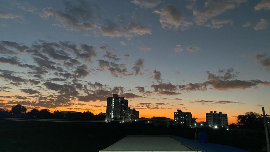 uitzicht op een zonsondergang met gebouwen op de achtergrond bij Hotel O Rajyog Inn in Dehu
