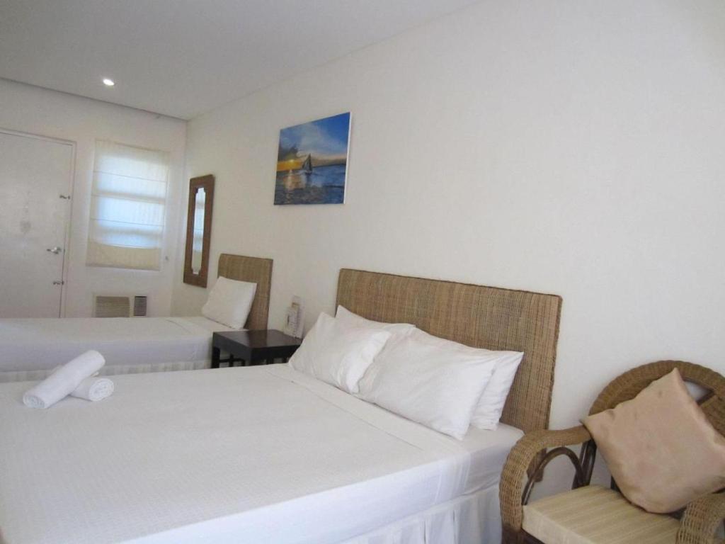 Postel nebo postele na pokoji v ubytování Boracay White Coral Hotel