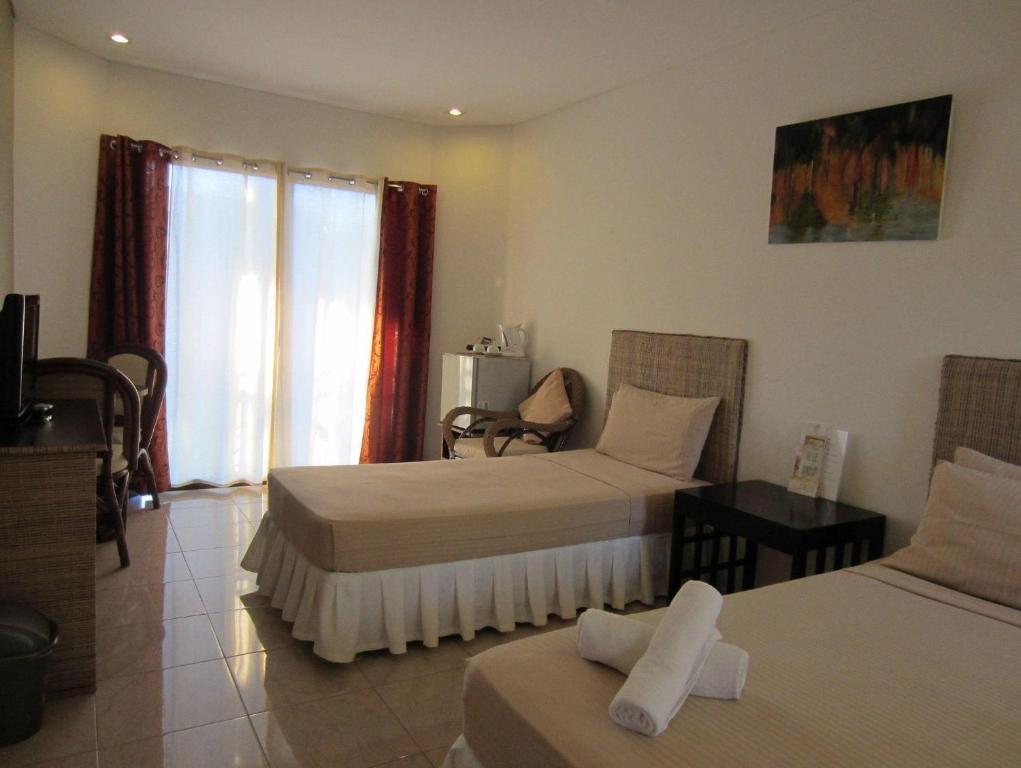 Postel nebo postele na pokoji v ubytování Boracay White Coral Hotel