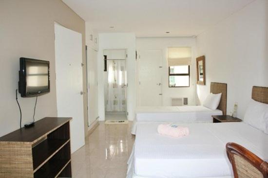 Postel nebo postele na pokoji v ubytování Boracay White Coral Hotel