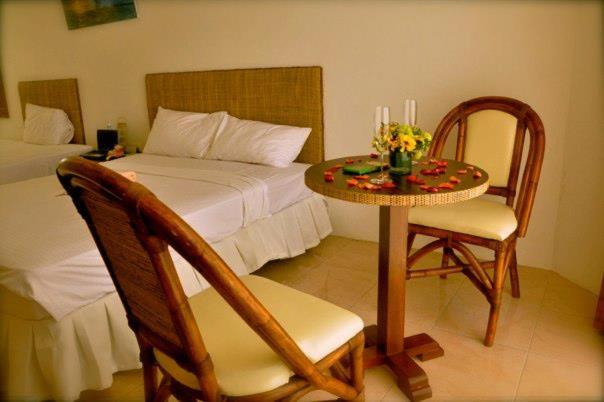 Postel nebo postele na pokoji v ubytování Boracay White Coral Hotel