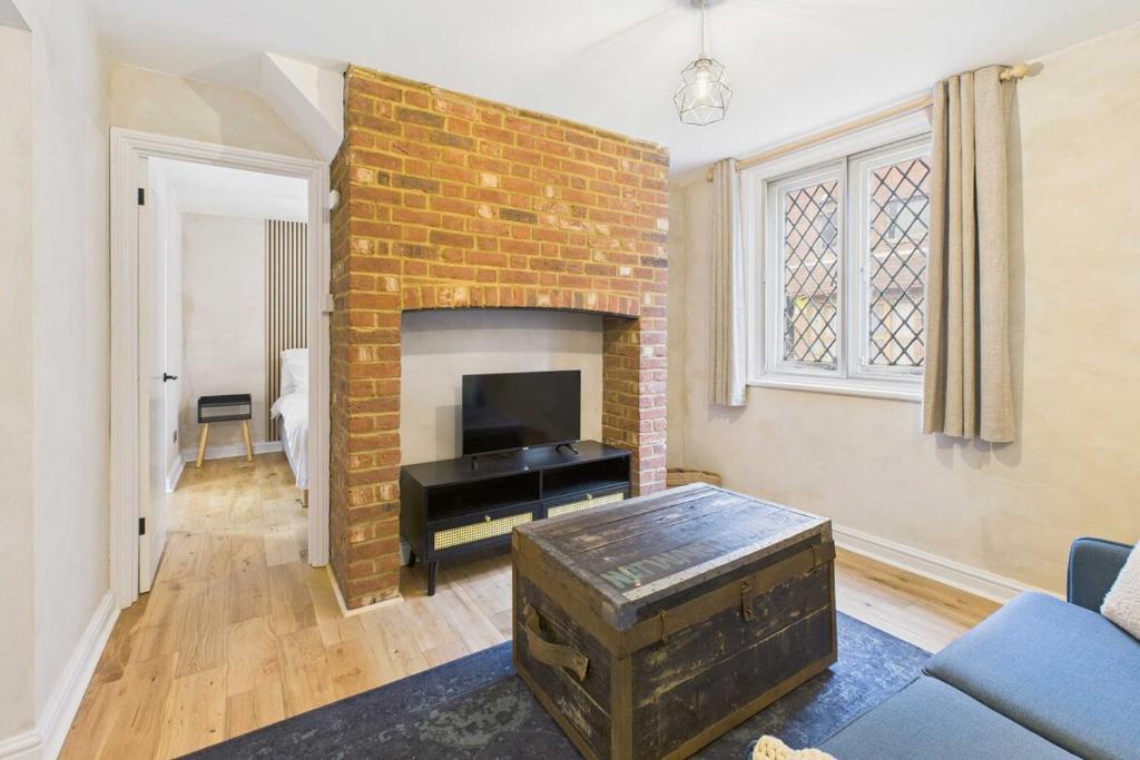 TV a/nebo společenská místnost v ubytování Beautiful Grade II Listed Almshouse