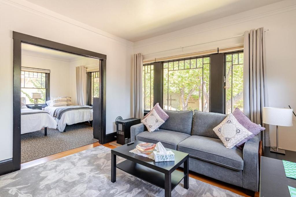 un soggiorno con un divano e un tavolo di 2 - Berkeley Private 1 Bedroom Apartment with Laundry a Berkeley