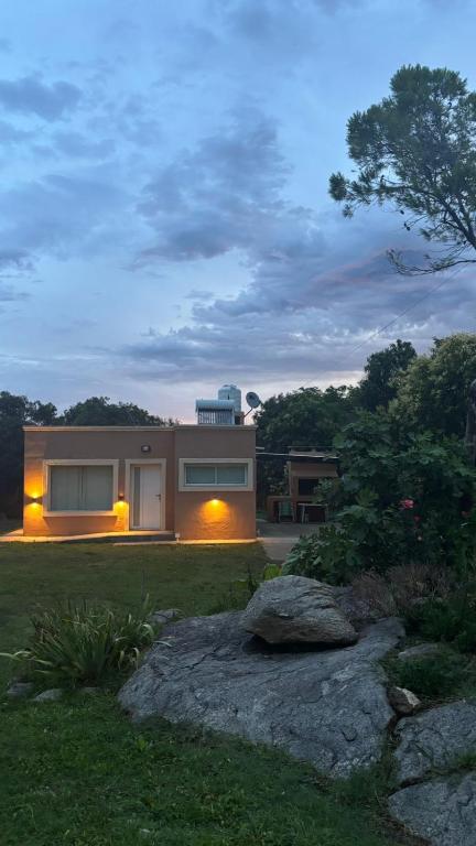 een huis met lichten aan de voorkant bij Cabaña Concepcion del Valle in Salsacate