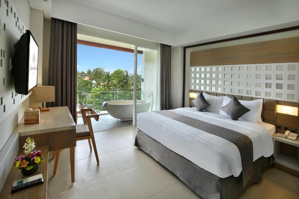 Letto o letti in una camera di Jimbaran Bay Beach Resort and Spa by Prabhu