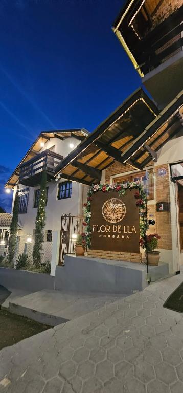 een gebouw met een bord waarop staat: hot be inn bij Pousada Flor de Lua Monte Verde in Monte Verde