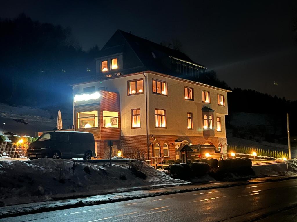 ein Gebäude, vor dem ein Lieferwagen geparkt ist in der Unterkunft frankys cafe in Bärenstein