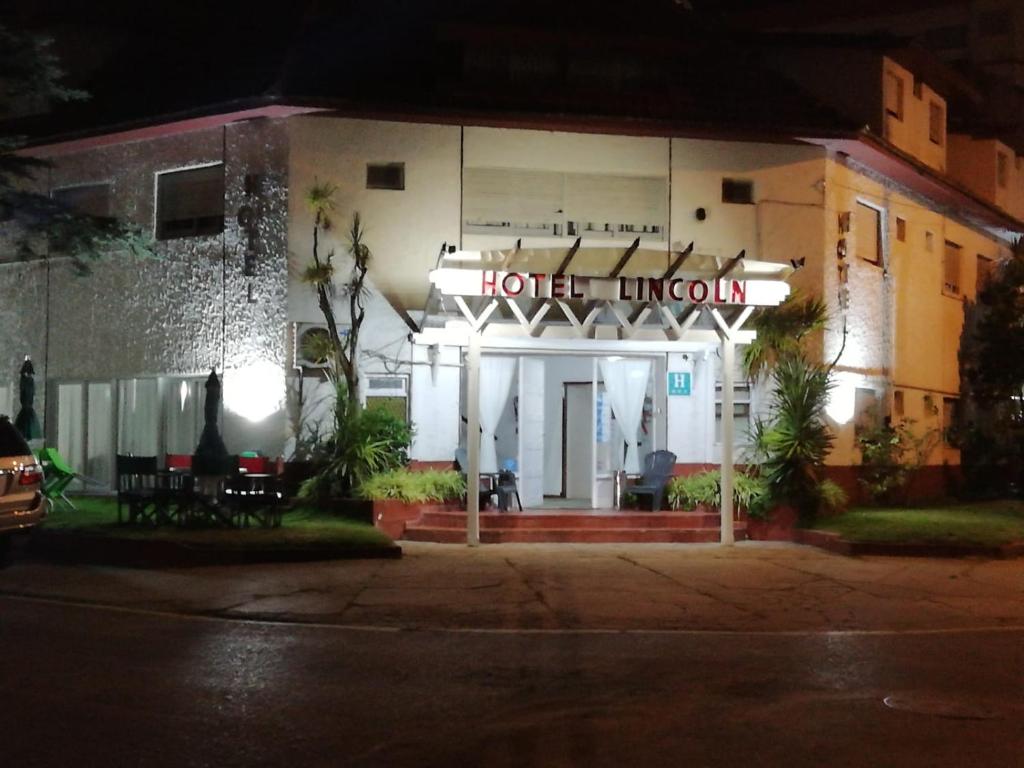 a hotelursion sign in front of a building at night at Hotel Lincoln in Villa Gesell