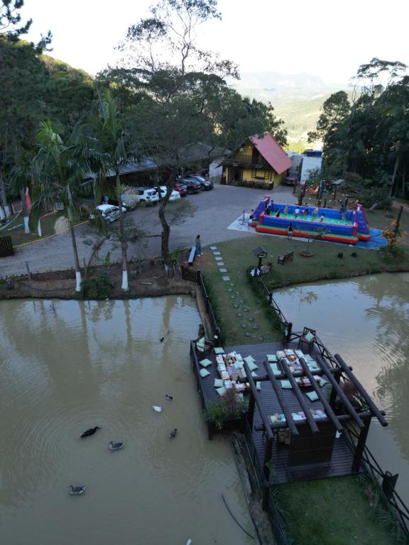 Tầm nhìn suối chảy gần nhà gỗ