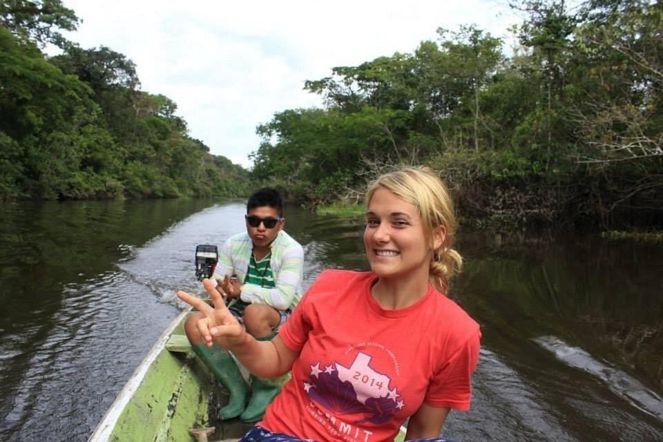 twee mensen op een boot op een rivier bij capybara tours and lodge in San Pedro