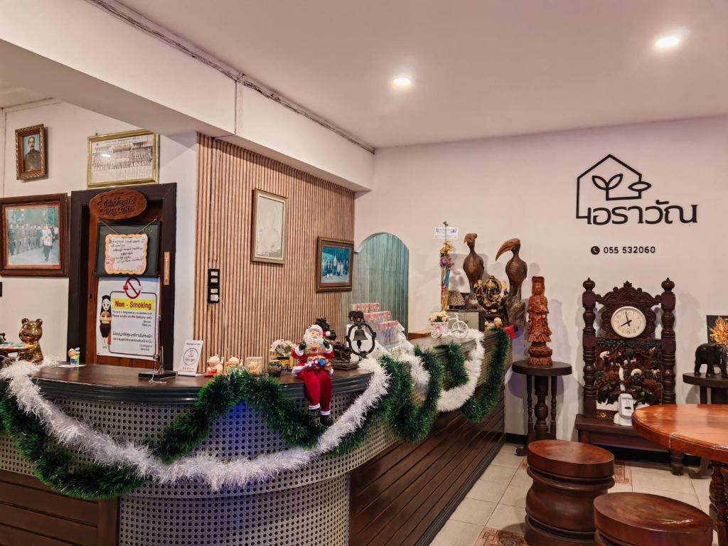 un negozio con decorazioni natalizie sul bancone di un negozio di Erawan in a Mae Sot