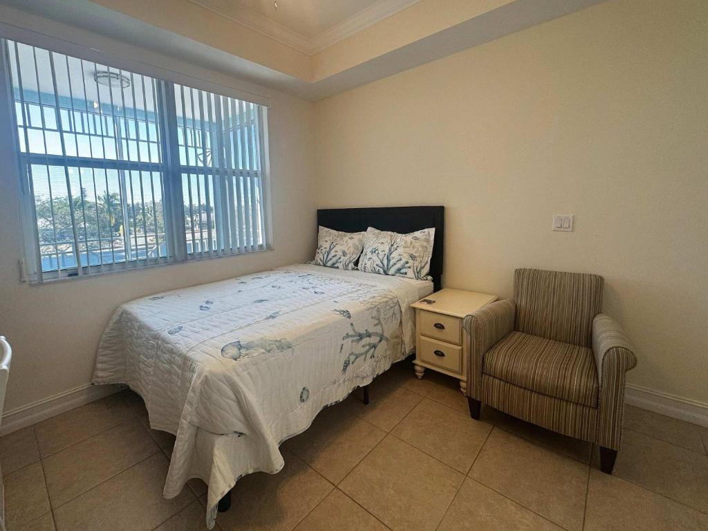 En eller flere senge i et værelse på NEW Seaside Escape Queen Studio near Naples