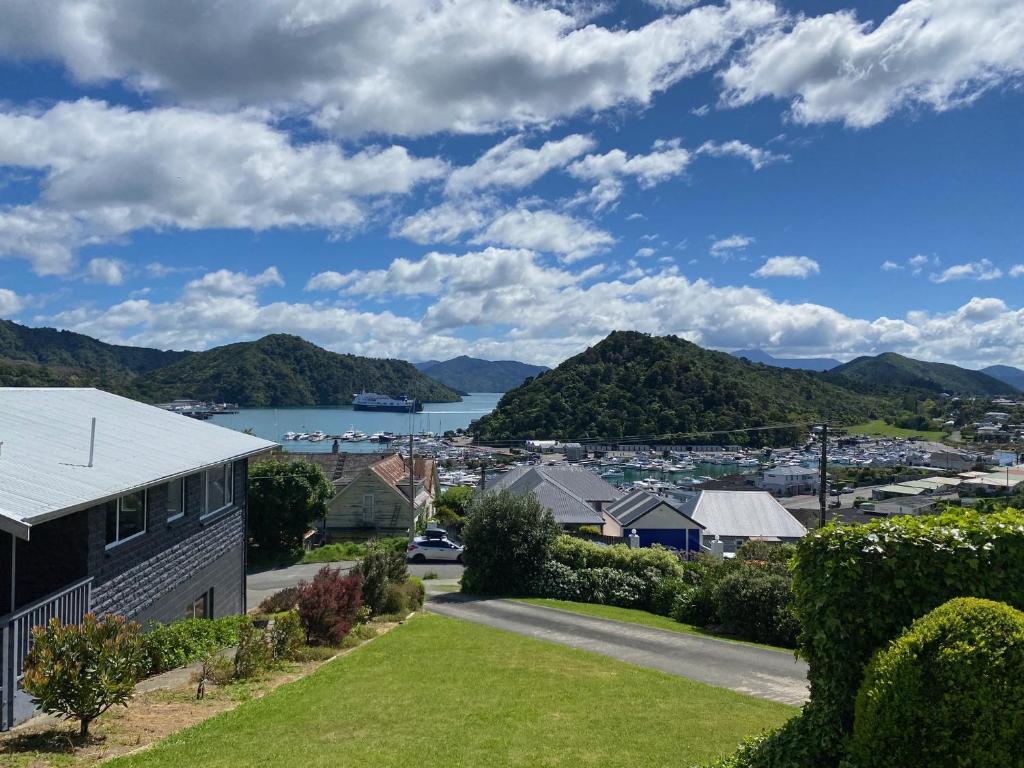 Blick auf ein Wohngebiet mit Bergen im Hintergrund in der Unterkunft Milberry House in Picton