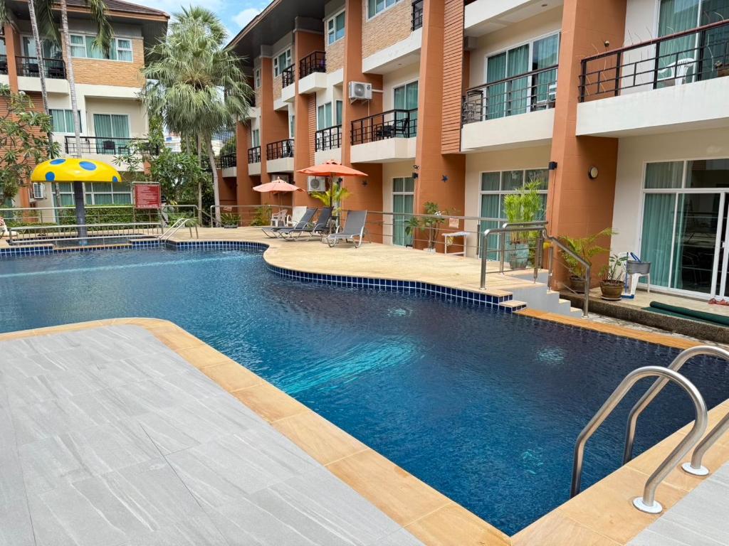 une piscine devant un bâtiment dans l'établissement Kata beach at pool house, à Kata Beach