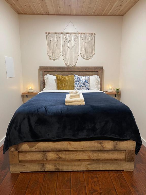 a bedroom with a large bed with a blue blanket at Cozy Cedar Nook in Hope