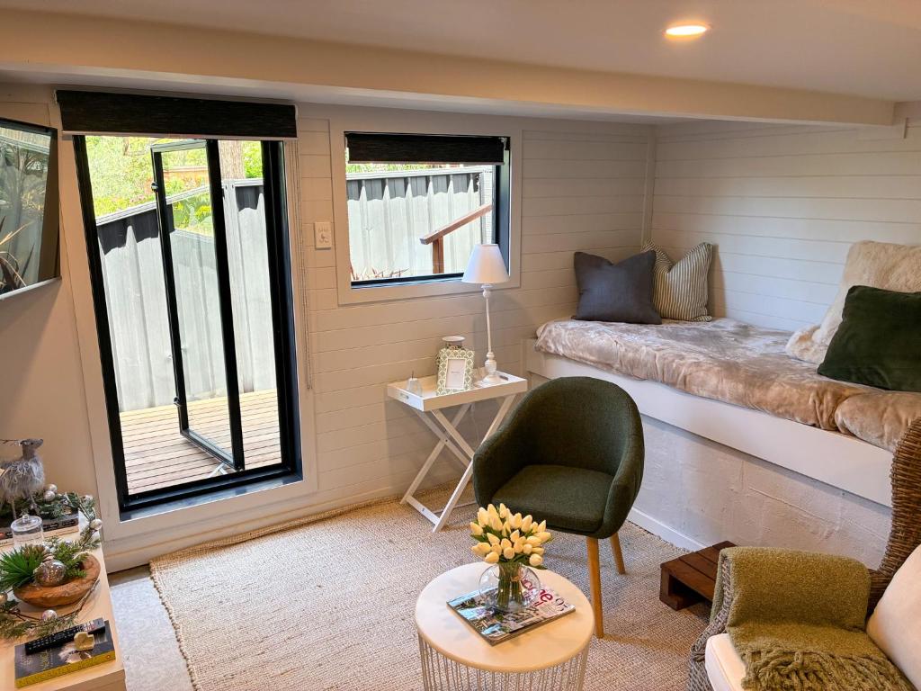 En eller flere senge i et værelse på Courtyard Pool Studio Private Luxe Retreat