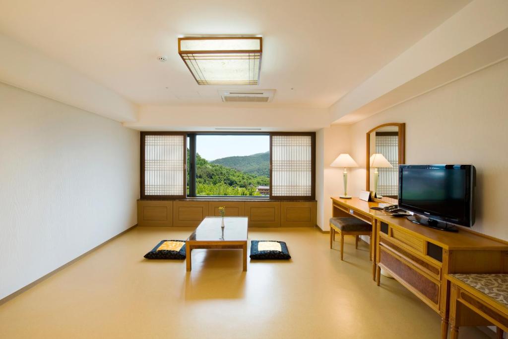TV a/nebo společenská místnost v ubytování The K Hotel Gyeongju