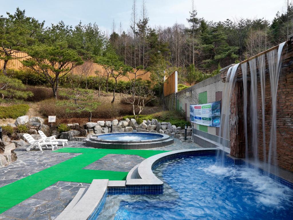 Bazén v ubytování The K Hotel Gyeongju nebo v jeho okolí