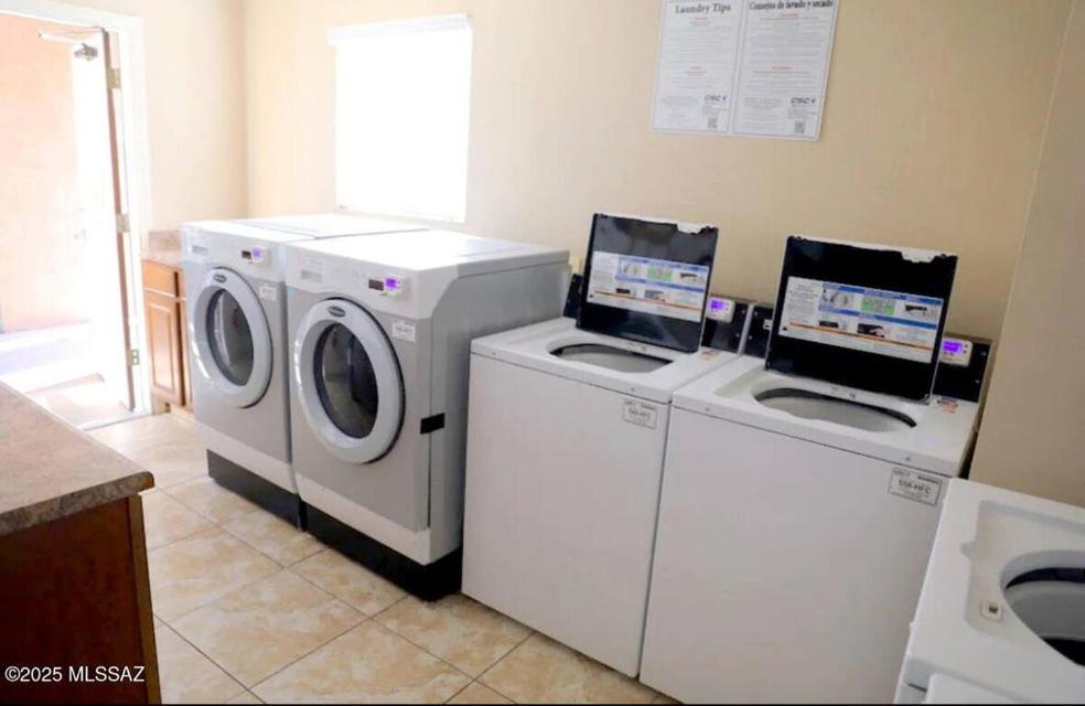 eine Waschküche mit zwei Waschmaschinen und einem Fenster in der Unterkunft Copper Star Condominiums in Tucson