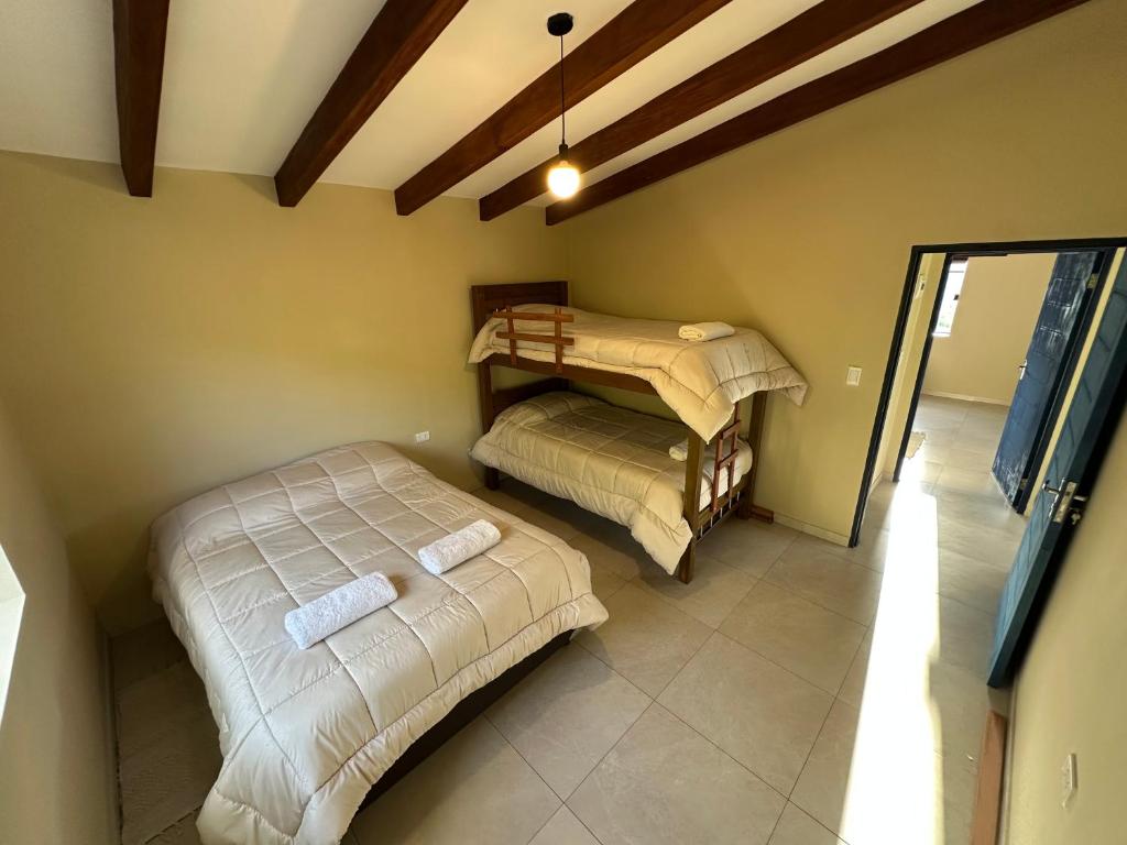 a bedroom with two beds in a room at Adobe y Lavanda in Samaipata