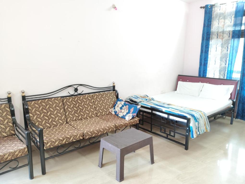 ein Wohnzimmer mit Sofa und Bett in der Unterkunft Richnest Apartment and villas Colva in Colva