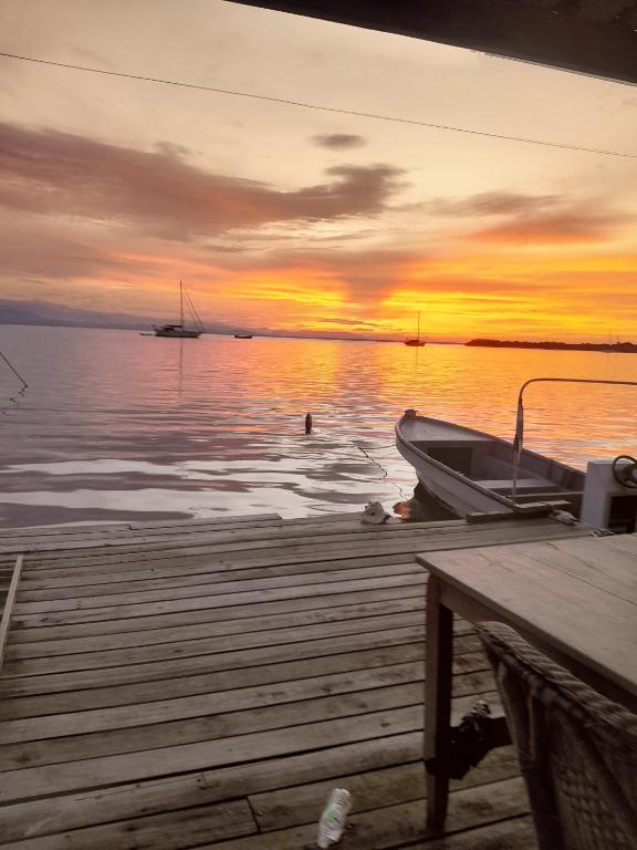 a boat on a dock with a person in the water at casa frisas del mar in Bocas Town