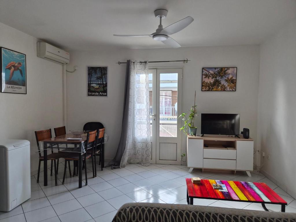 Et tv og/eller underholdning på Le Frangipagnier Appartement T2 Centre ville