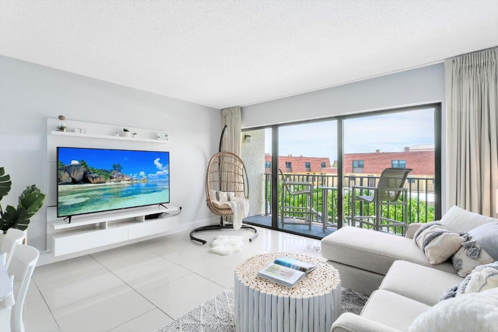 TV a/nebo společenská místnost v ubytování Chateau by the Sea 302