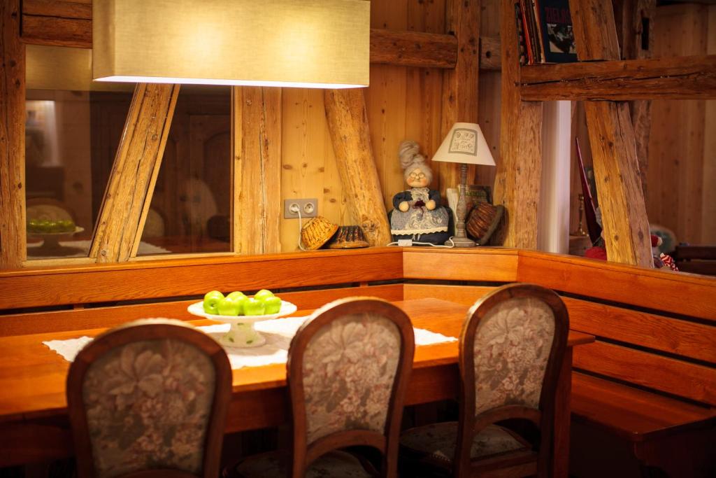 una mesa de comedor con un bol de fruta. en Maison de la Fraternité, en Ribeauvillé