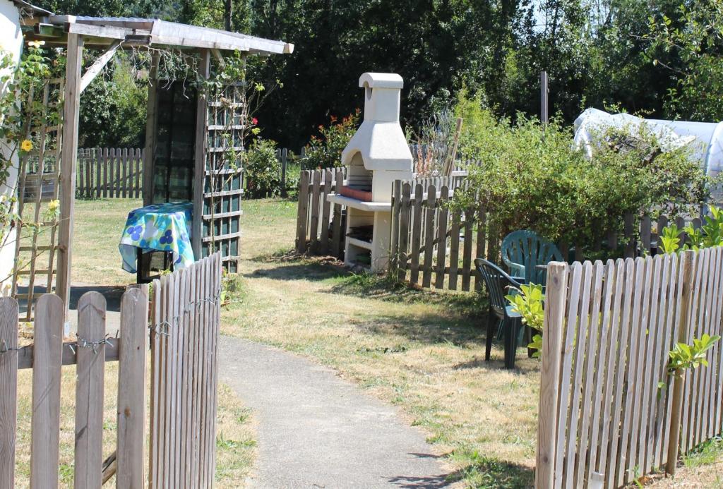 Le Poirier Perfect for 2 adults and 2 children Heated Pool and Games Room - Holiday Home