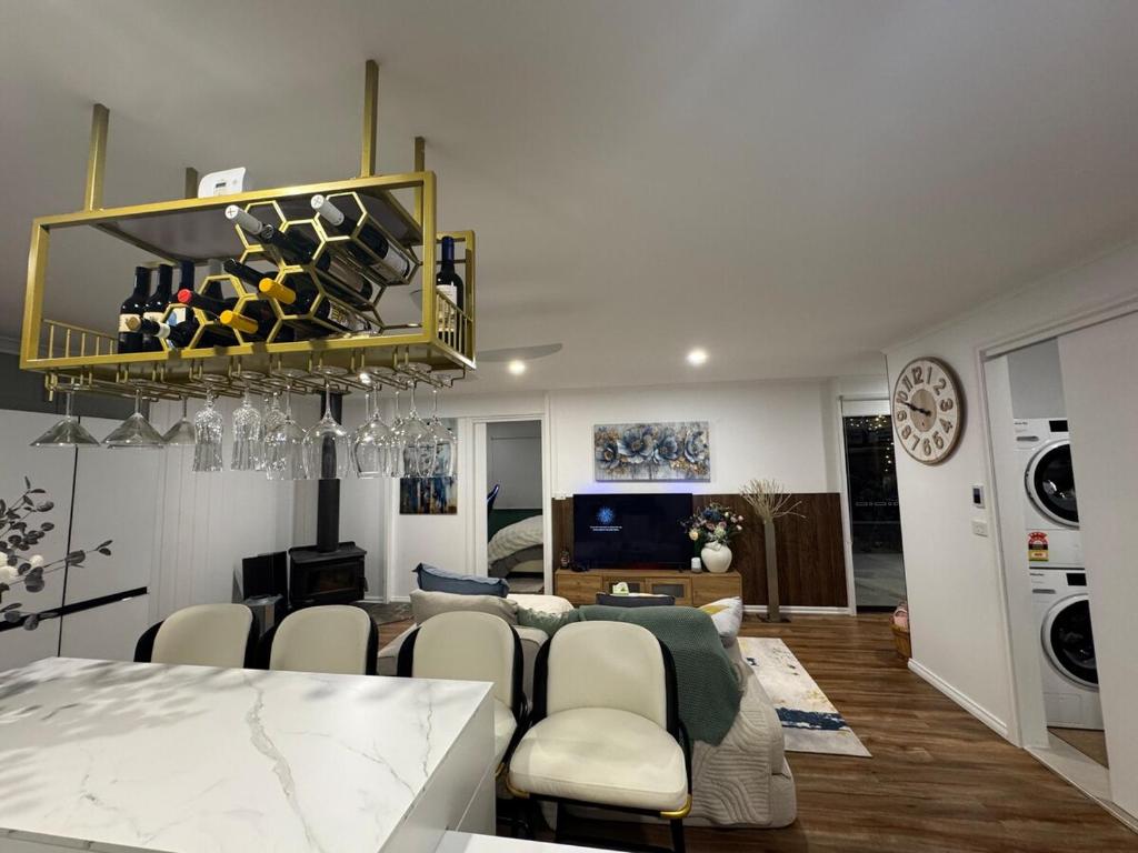 een eetkamer en woonkamer met een tafel en stoelen bij Brigidas Guest House in Bairnsdale