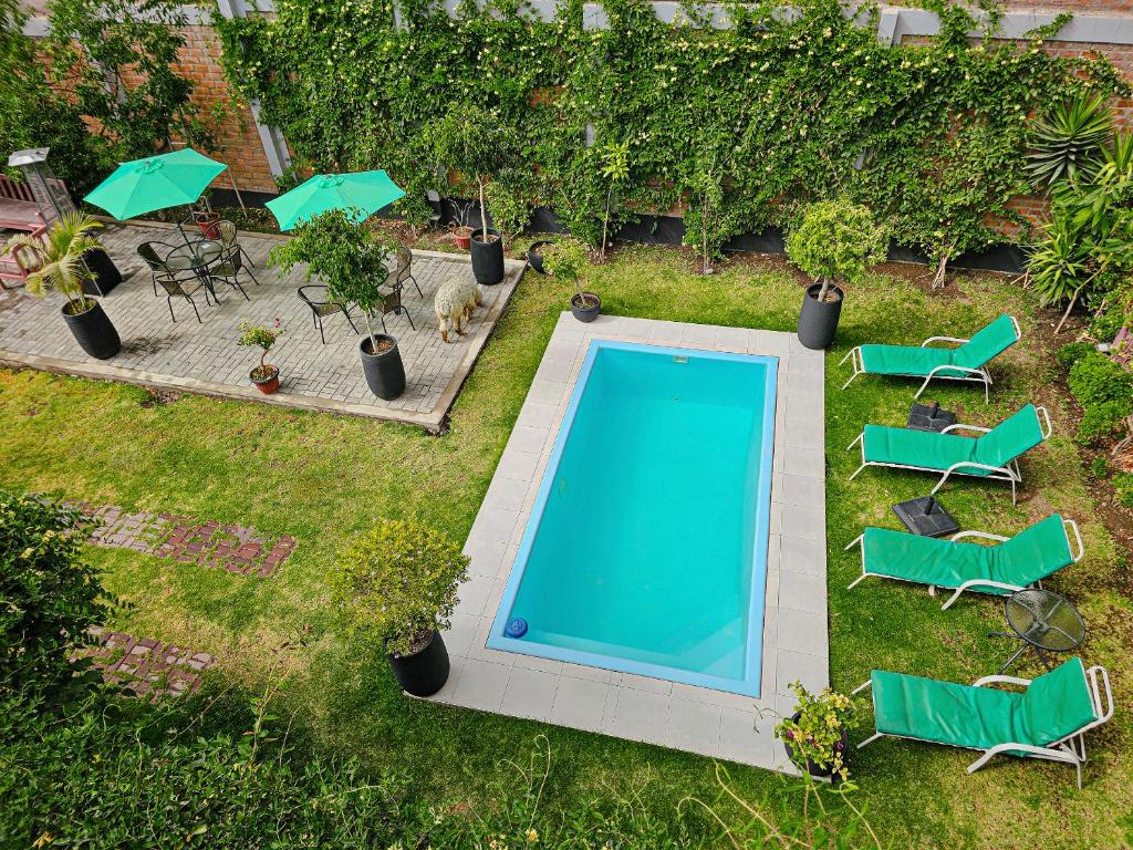 an overhead view of a swimming pool in a yard at HCHOTELS Rivero520 in Arequipa
