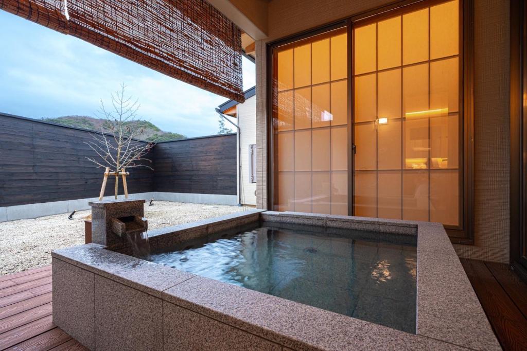 ein Swimmingpool im Hinterhof eines Hauses in der Unterkunft tango resort ragura kitsu bettei in Kyōtango