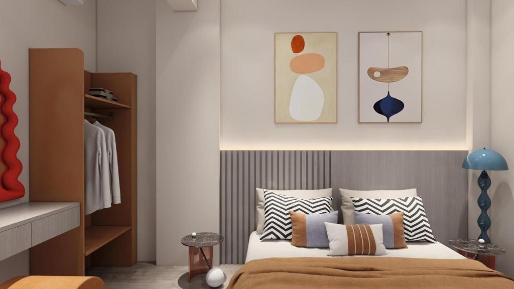 una camera da letto con un letto con cuscini sopra di SCN City Rayong a Ban Chang