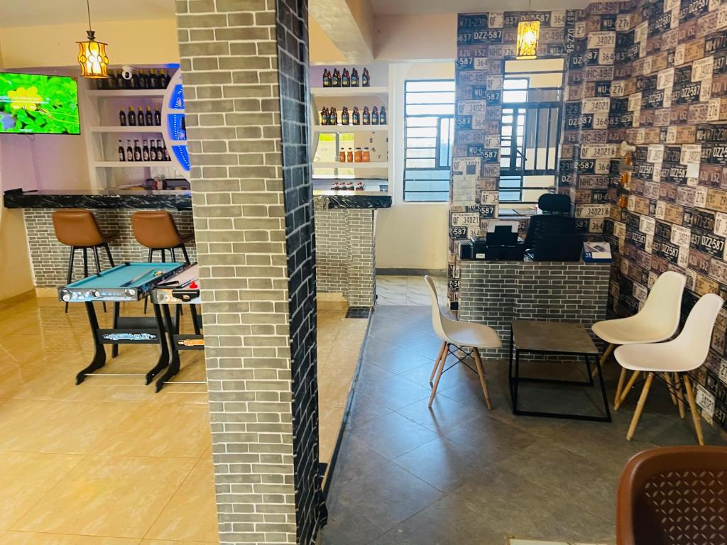 ein Restaurant mit Tischen und Stühlen in einem Raum in der Unterkunft A Oasis Taveta in Taveta